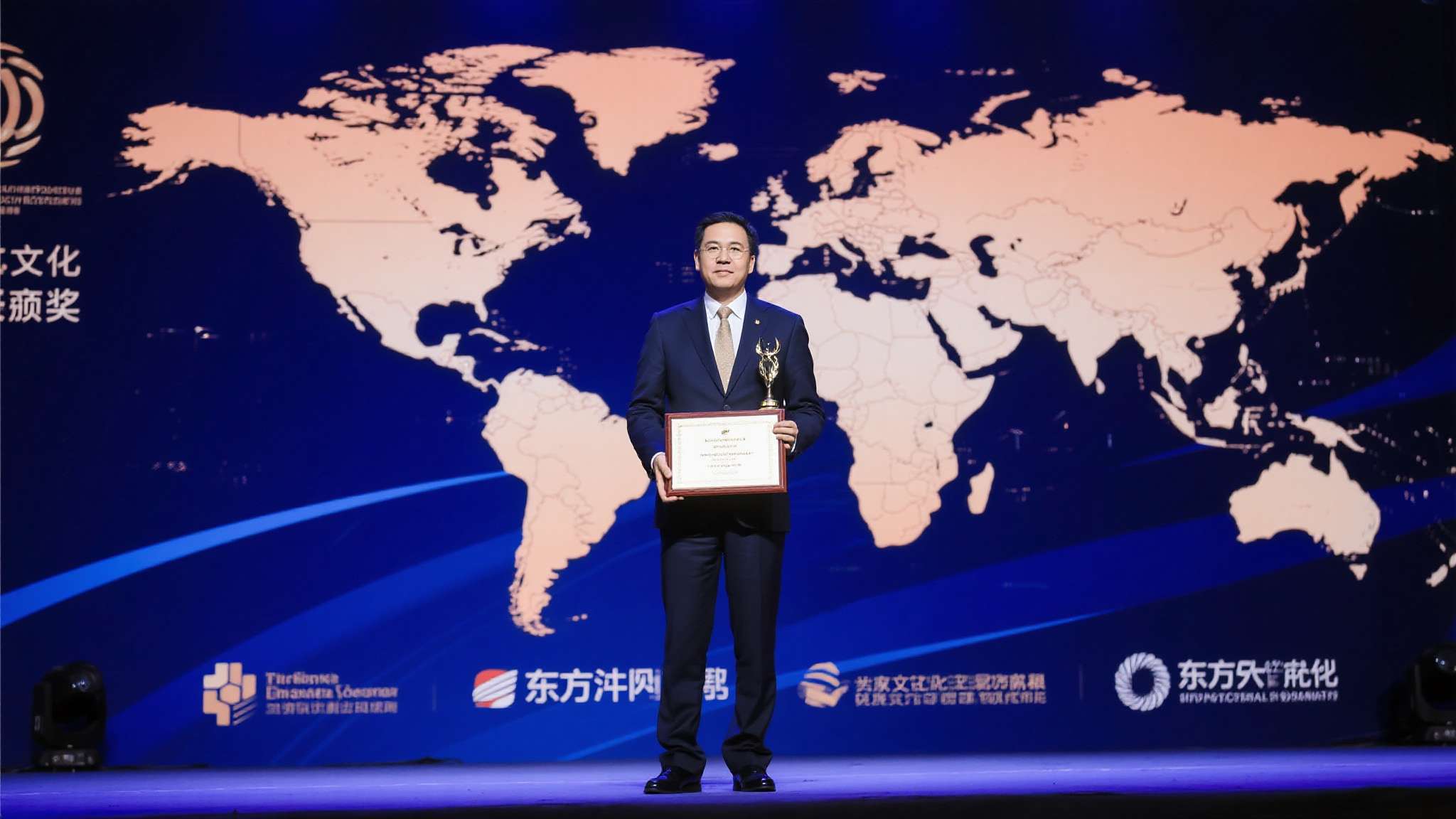 《愤怒的小鸟》荣获2026微博之夜“国际经典IP荣誉”于中国澳门闪耀登场,持续释放全球文化影响力 这种地理与文化的双重叠加,使得此次颁奖不仅是一场商业荣誉的授予,更是一次东西方文